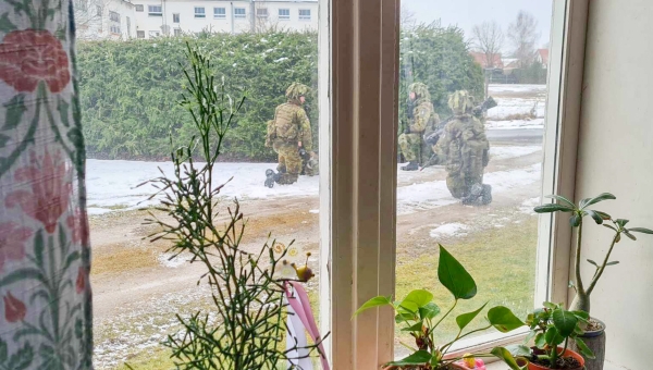 FOTOD Elanikke nörritavad eramaale tunginud kaitseväe õppused